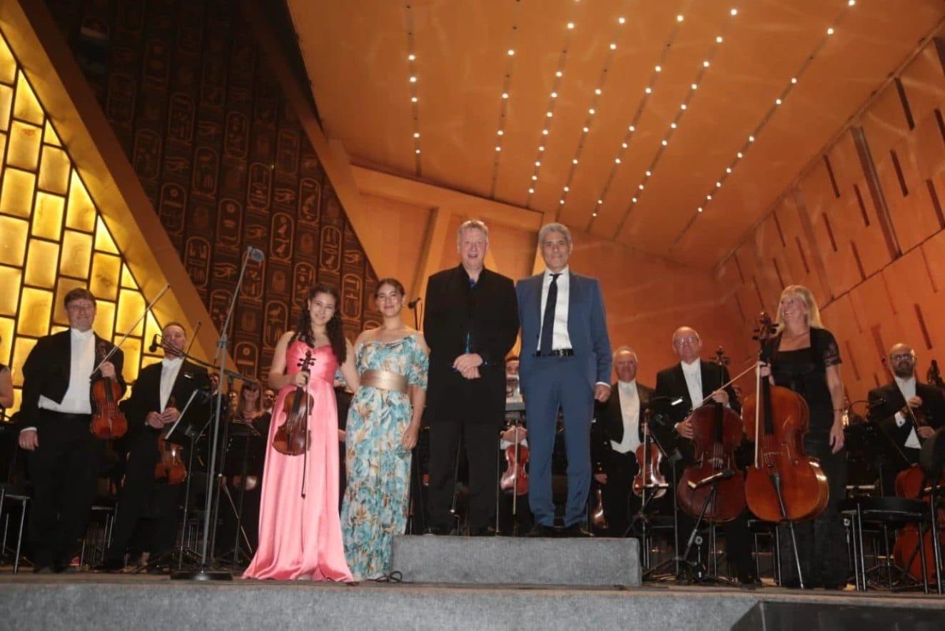 Royal Philharmonic Concert Orchestra — Frame 01 / 02